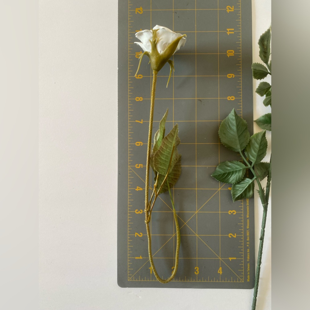 Vintage porcelain white roses / faux flowers - Picture 6 of 15